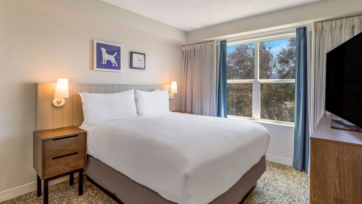 Oyster Point Hotel | Enjoy a Hassle-Free Stay! Short Drive to Conservatory of Flowers, Free Breakfast