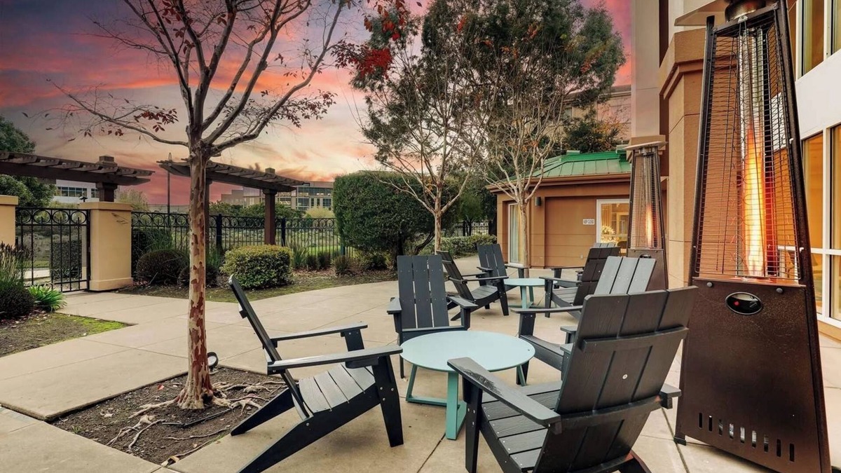 Oyster Point Hotel | Enjoy a Hassle-Free Stay! Pets Allowed, Near Brisbane Community Park