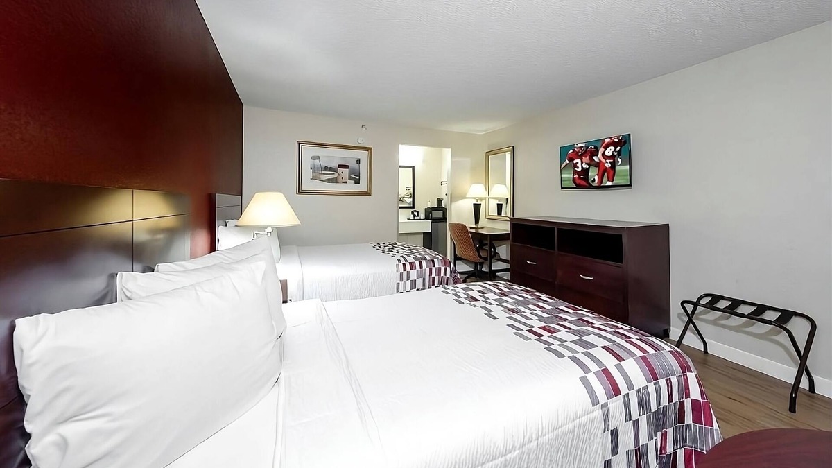 Ellenton Hotel | Enjoy a Hassle-Free and Suiting Stay! Pet-friendly, Outdoor Pool, Free Parking!
