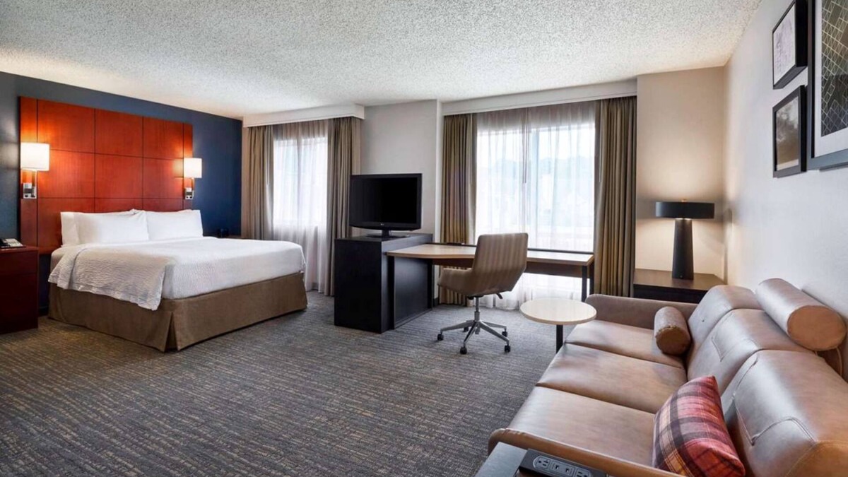 Parole Hotel | Enjoy a Hassle-Free Stay! Pet-Friendly, Close to William Paca Garden