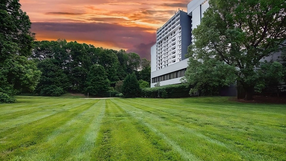 Executive Park Hotel | Enjoy a Hassle-Free Stay! 2 Contemporary Units, Pet-friendly, Parking, Pools!