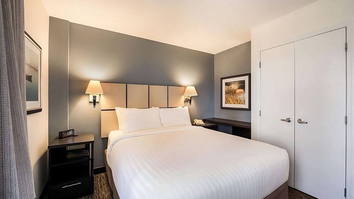 Waukegan House | Enjoy a Hassle-Free Stay, Kitchen Pet-Friendly Property, Near Asylum Skate Park