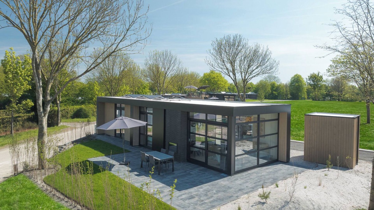 Workum House | Enjoy a luxurious 4-person villa near the water, with two bedrooms, two bathrooms and a sunny garden with lounge set.