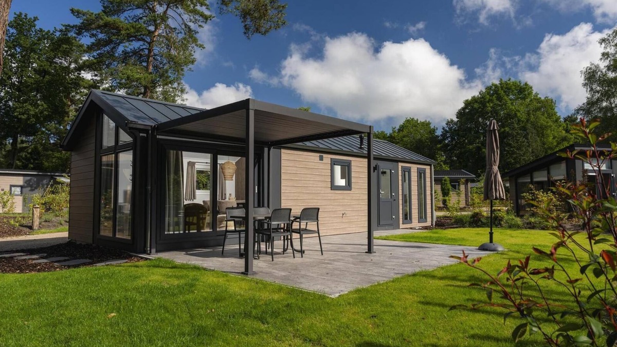 Loenen House | Enjoy a luxurious holiday home for 4 people in the wooded nature of the Veluwe, complete with modern amenities, air conditioning, and a stylish pergola for optimal comfort. Additionally, unwind in the private hot tub, perfect for relaxing after a day