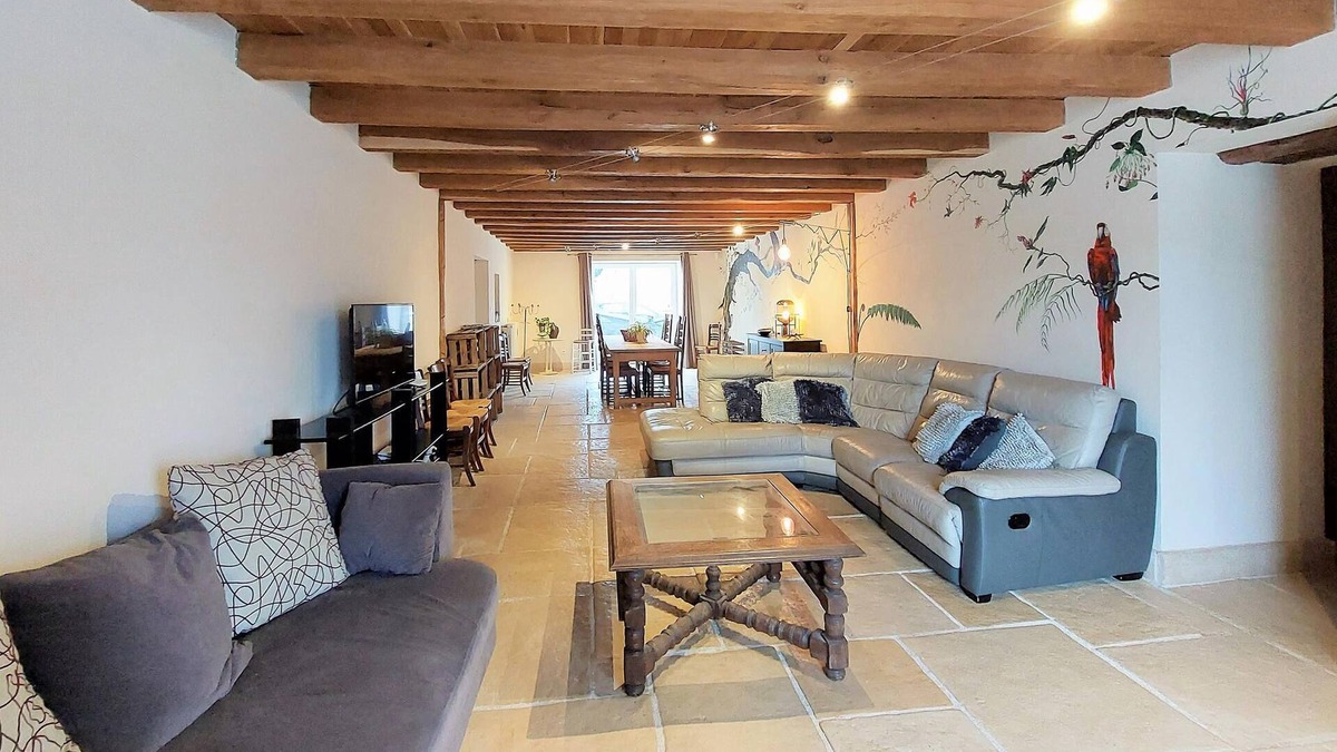 Praslay House | Enjoy a magnificent view of the countryside in this beautiful vacation home with pool.
