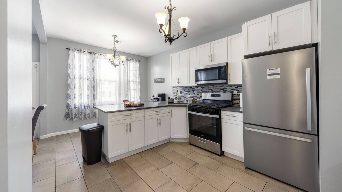 Constable Hook House | Enjoy a peaceful and conveniently located stay at this modern comfortable 3-bedroom apartment in Bayonne, where convenience meets comfort! Situated in a prime location, our home offers easy access to plenty amenities, making it the perfect choic