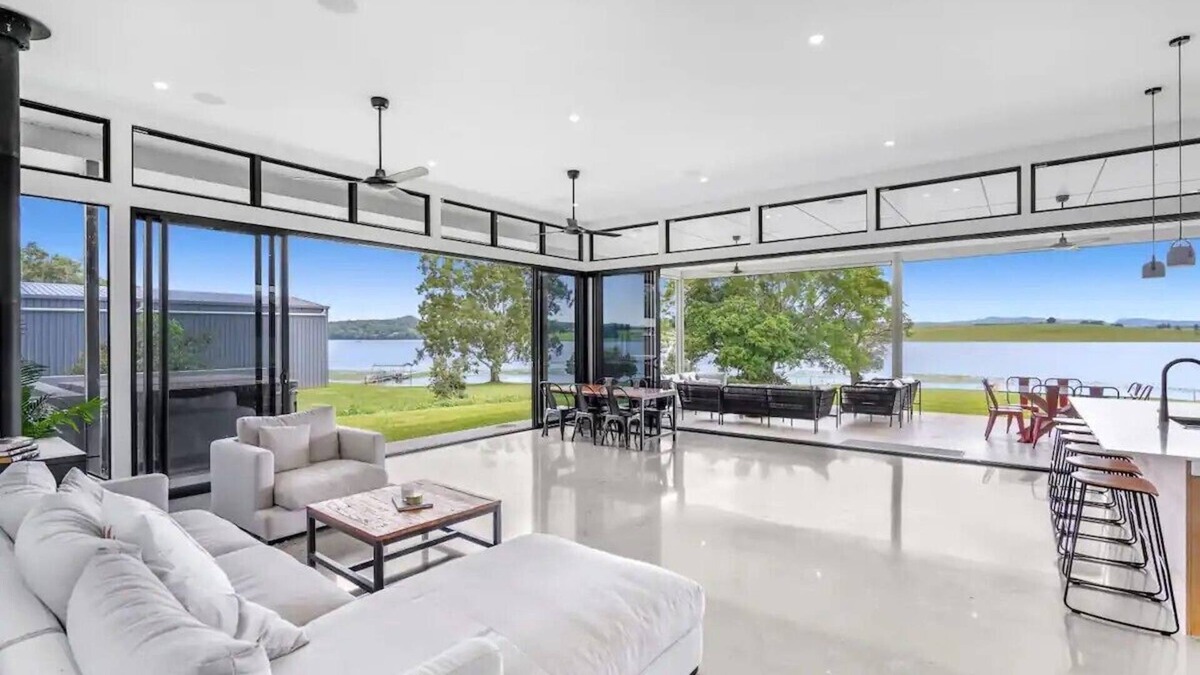 Barrine House | Enjoy a perfect family holiday at this lake front escape in Barrine!