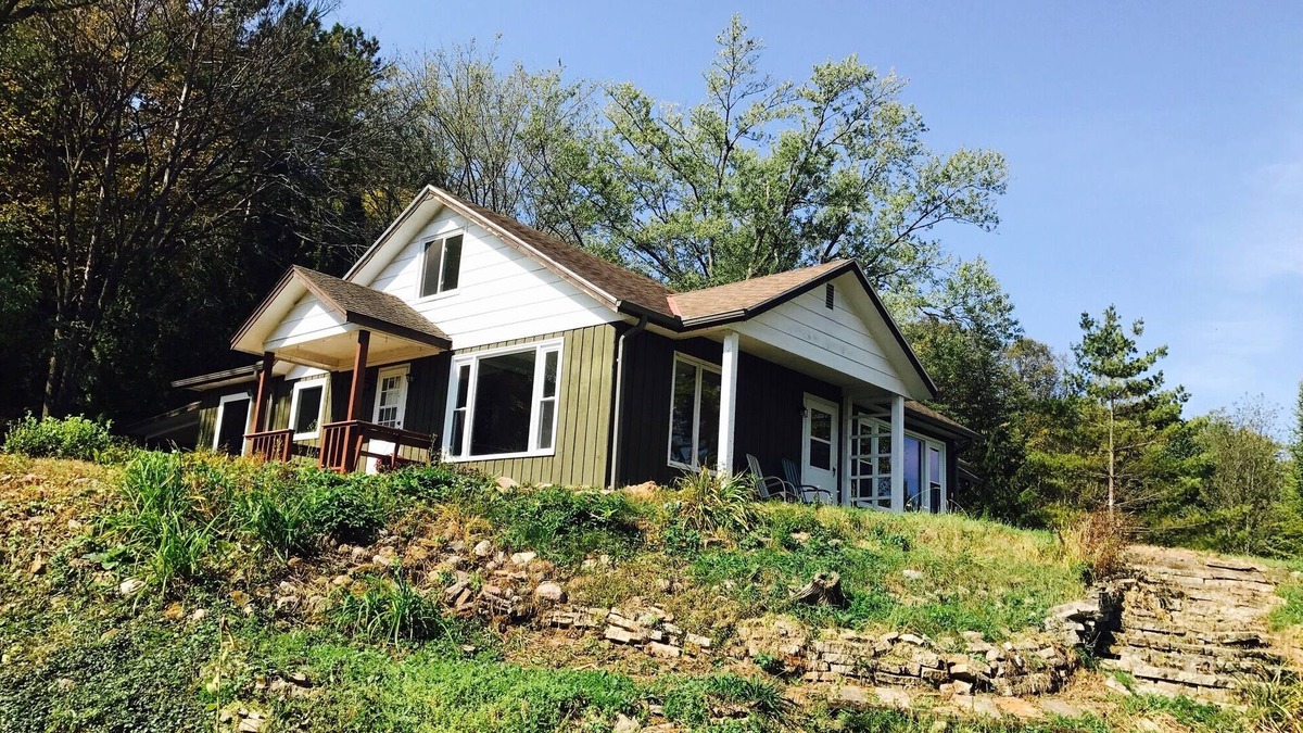 Richland Center Cottage | Enjoy a relaxing stay at the Chickadee Cottage in Richland Center Wisconsin