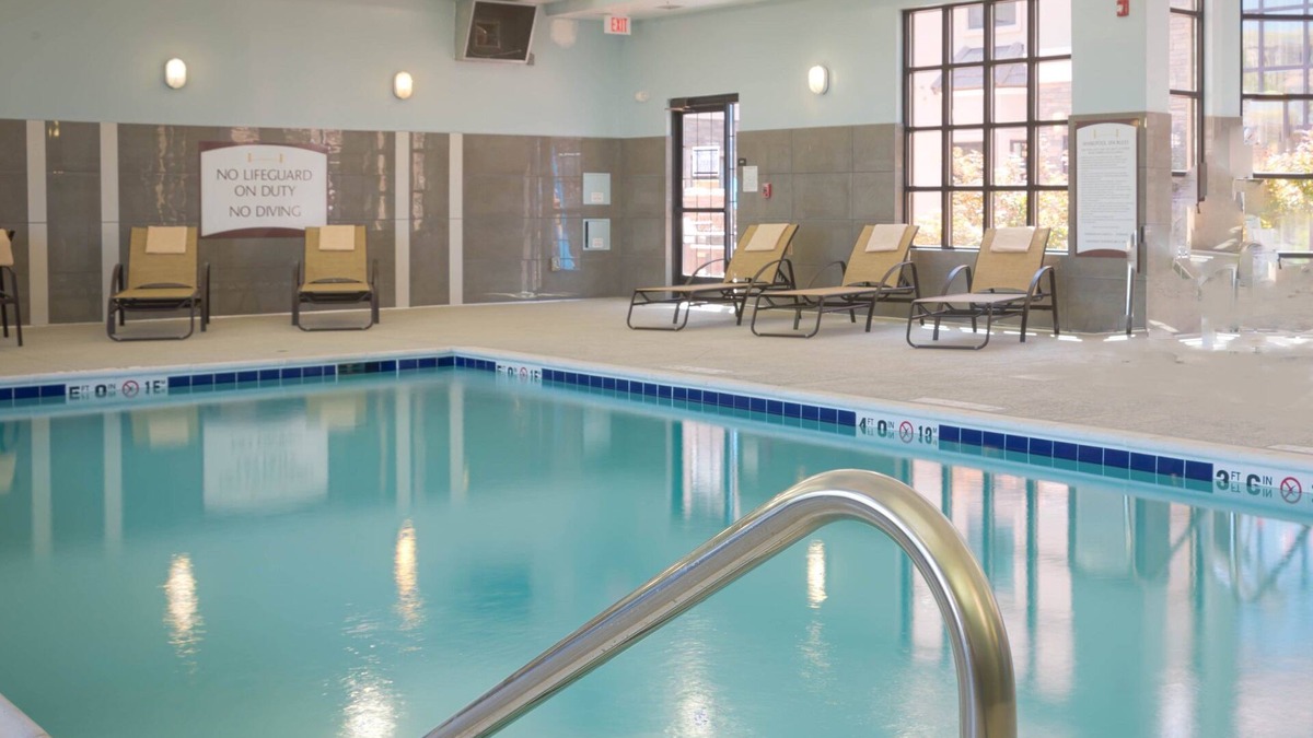 Maumee Condo | Enjoy a relaxing stay in Maumee | King Suite Near Bowling Green State University