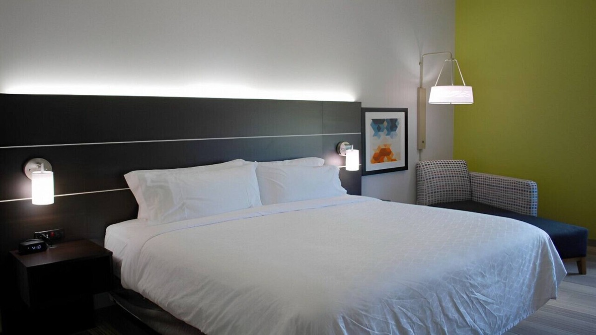 White Hall House | Enjoy a Romantic Staycation in an Elegant Haven