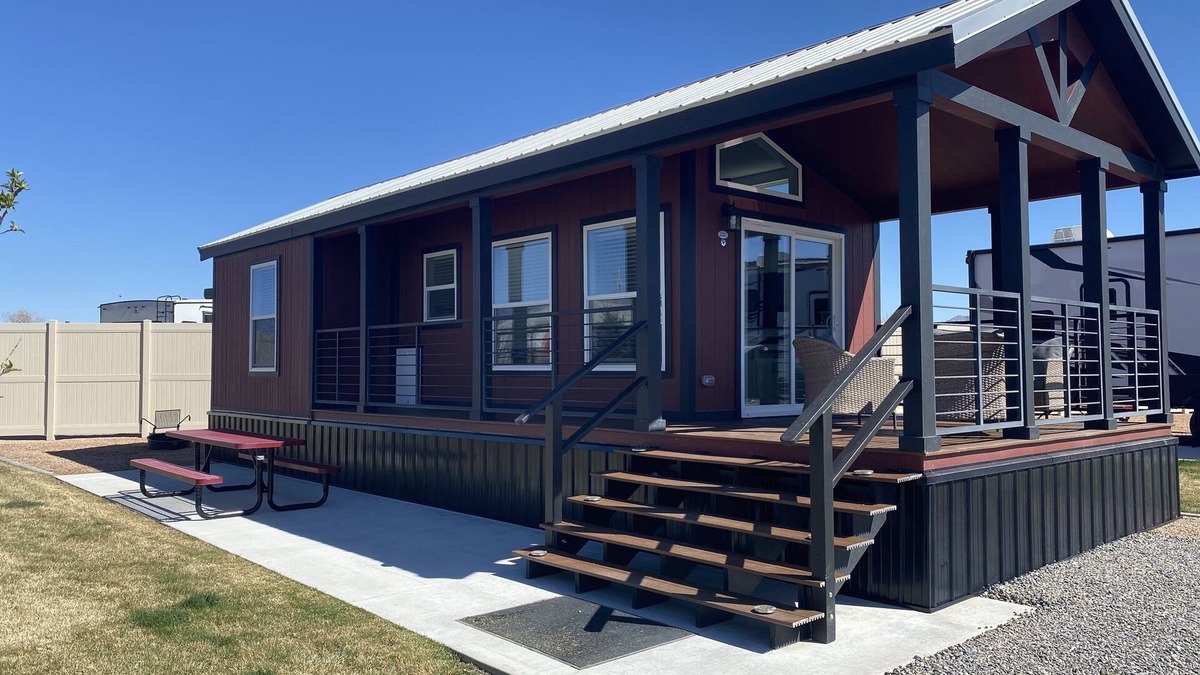 Grand Junction House | Enjoy a stay in our pet-friendly park model.