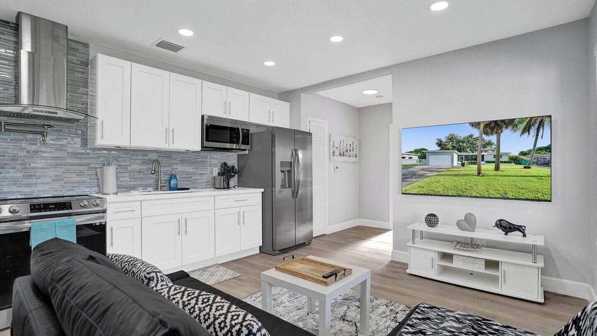 Hollywood House | Enjoy a stylish, relaxing, luxurious experience at this centrally-located Luxury Vacation Home