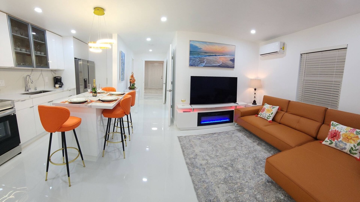 Edgewood House | Enjoy a stylish experience at this centrally-located place.nnnn