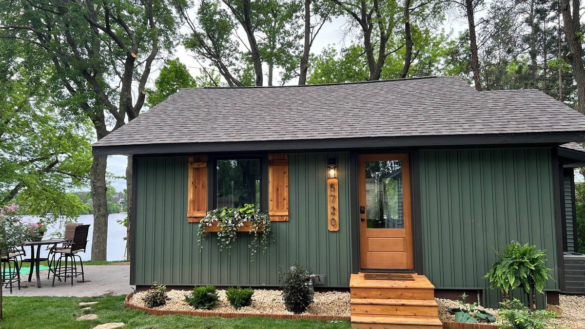 Lake Wissota Cabin | Enjoy a summer stay at Ira's Olive Oasis on beautiful Lake Wissota.