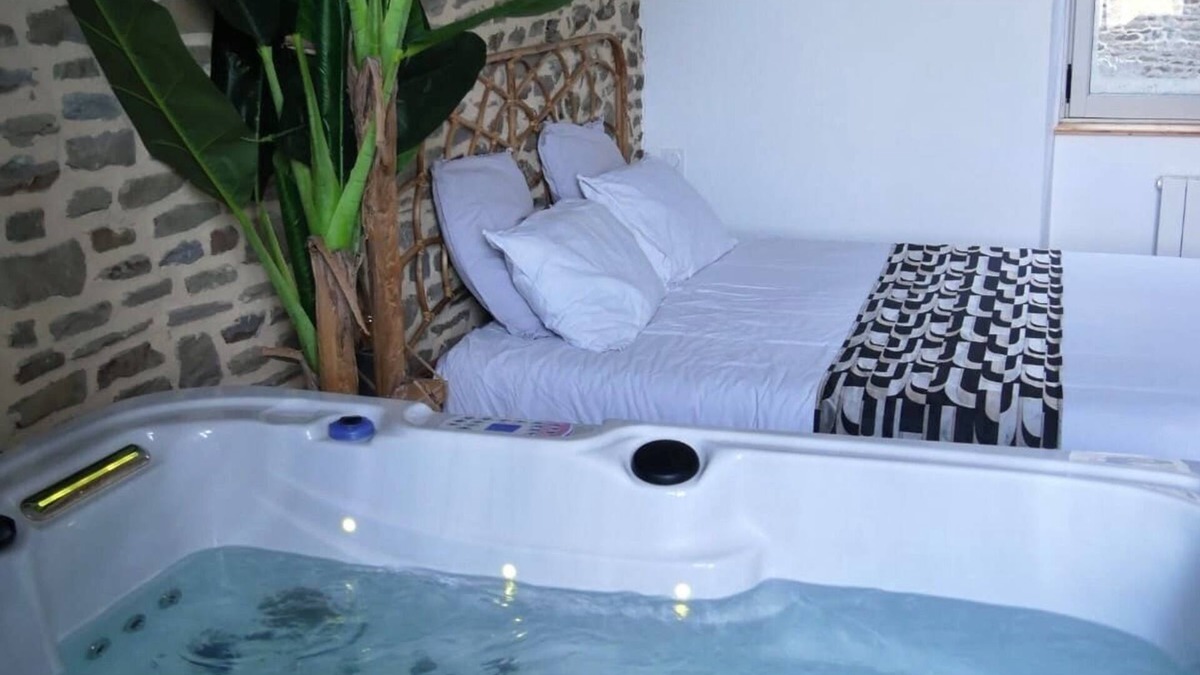 Montaubert - Rille - Saint-Sulpice Apartment | Enjoy a sweet night with Jacuzzi