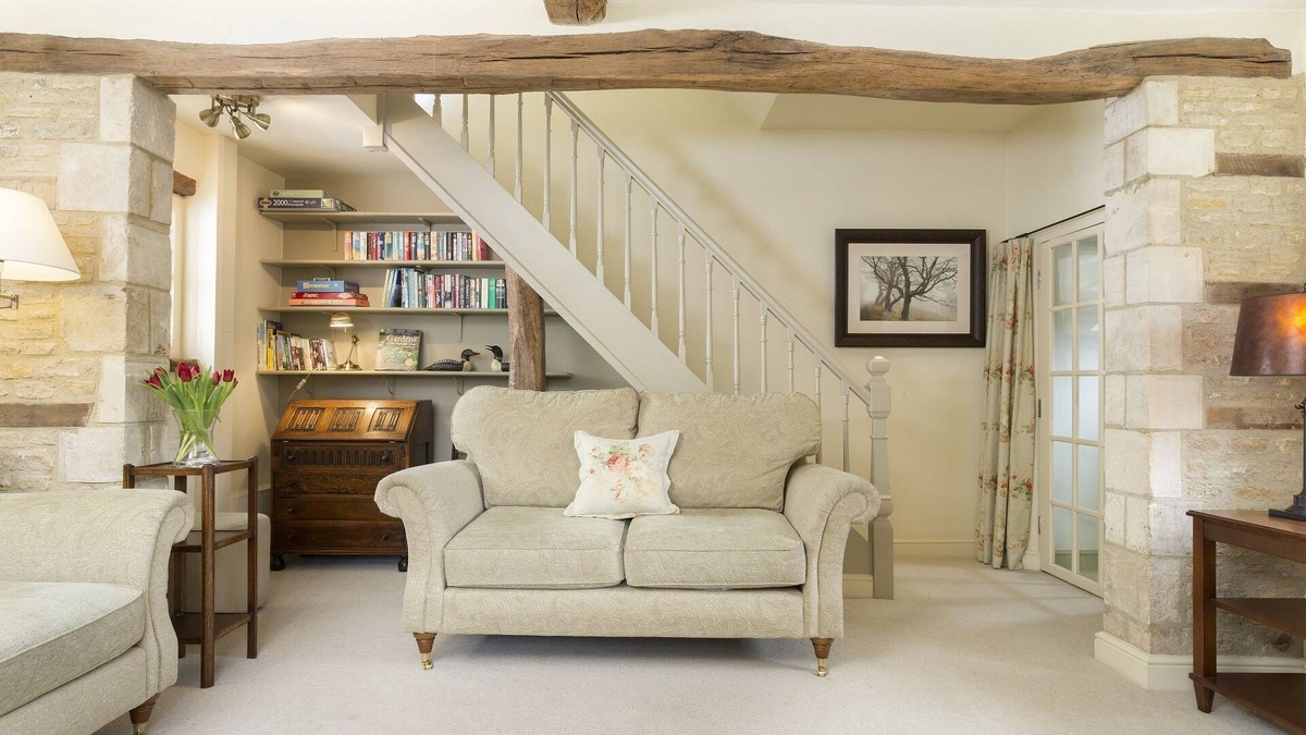 Quenington Cottage | Enjoy a taste of rural life in this beautifully presented Cotswold period home.