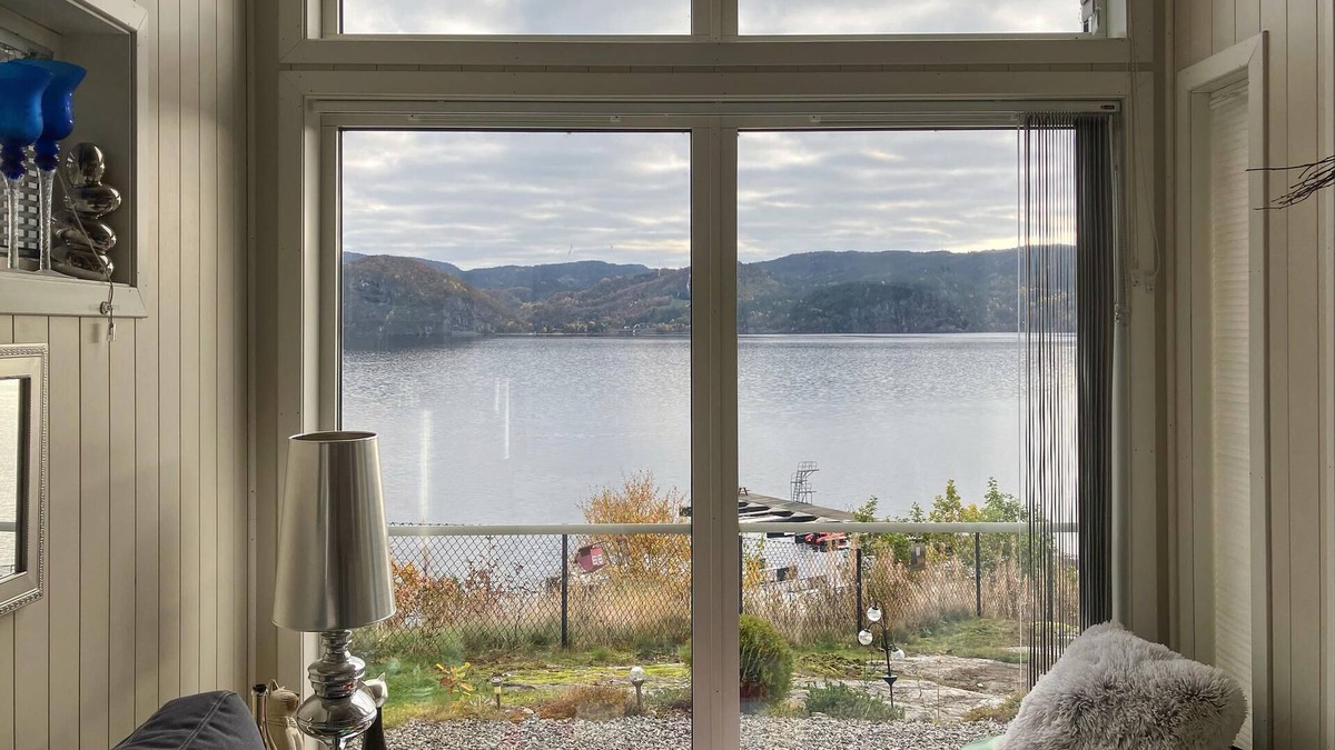 Lund House | Enjoy a unique panoramic view in this inviting vacation home on the lake.