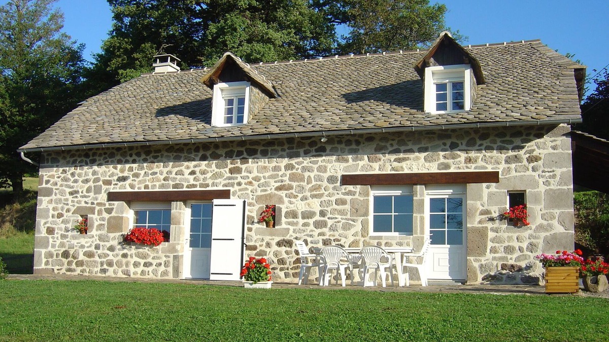 Raulhac Cottage | Enjoy attractive rates in a charming gîte, near Super-Lioran