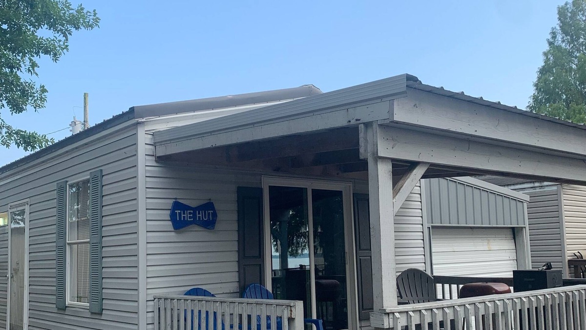 Wynnburg House | Enjoy beautiful sunsets at the HUT on beautiful Reelfoot Lake!