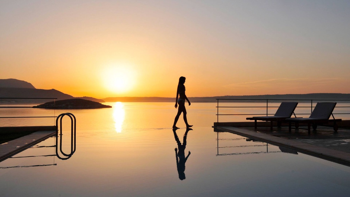 Plaka Villa | Enjoy breathtaking sunsets from the best infinity pool!
