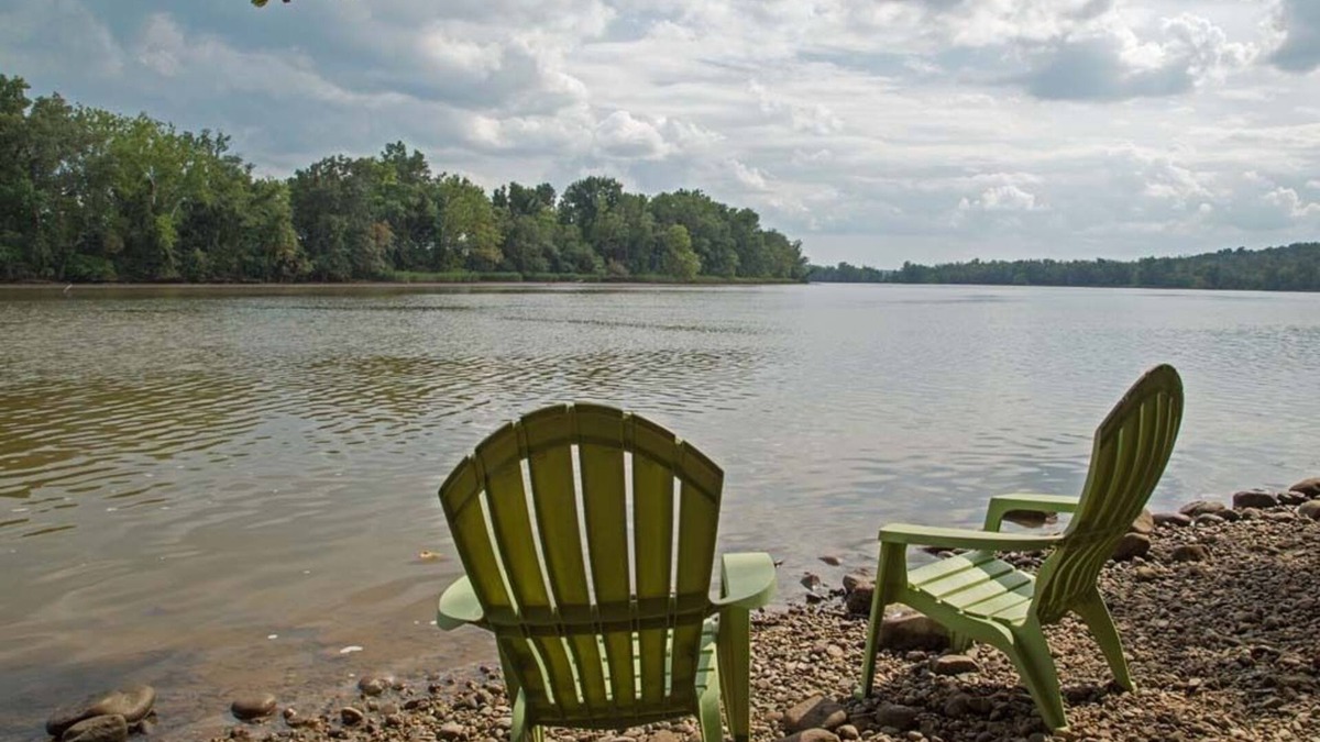 Ampthill House | Enjoy Breezes on the James River, 2bdrm-1bath/15 minutes to downtown Richmond