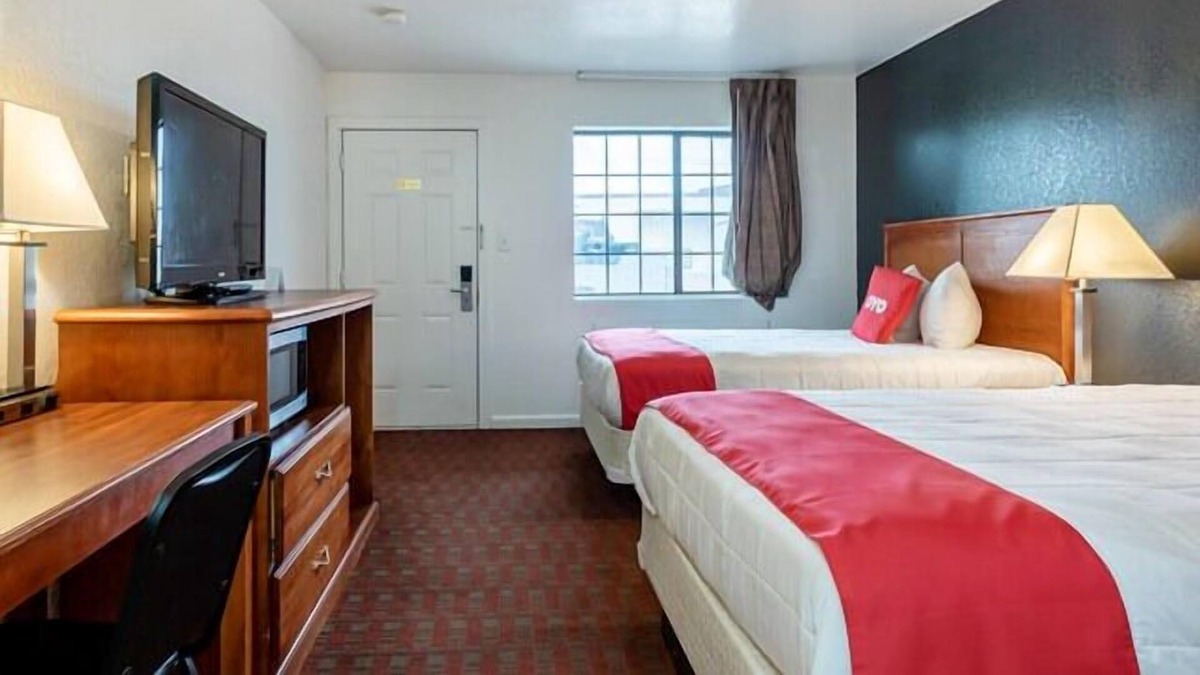 Pearsall House | Enjoy Comfort and Convenience on your Vacation! Pets Allowed, FREE Breakfast!