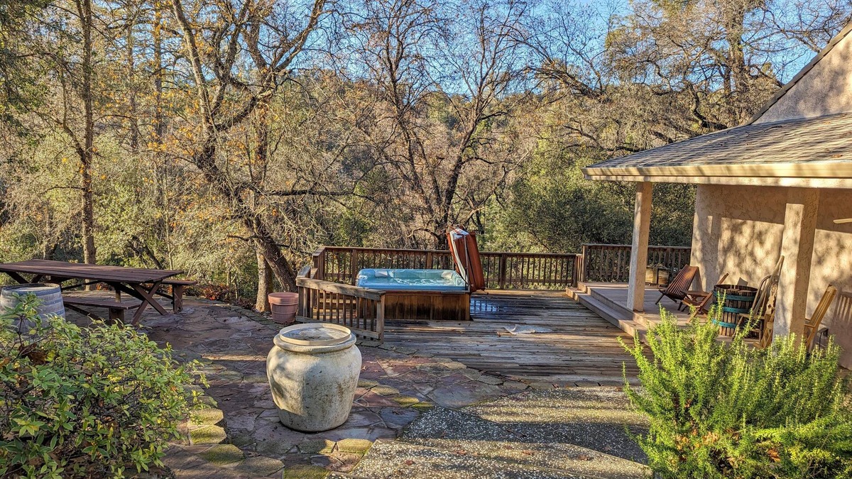 Angels Camp House | Enjoy concerts, wine, beer tasting, shopping or relaxing in town by Angels Creek