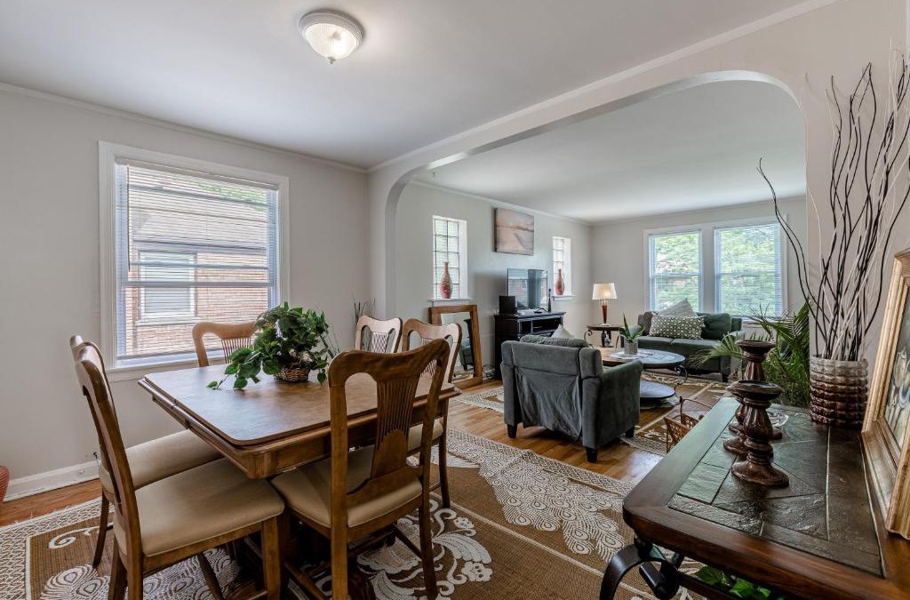 Evanston Apartment | Enjoy Evanston! Slow Down After a Busy Day Sight Seeing - Walking Distance from Public Transportation apts