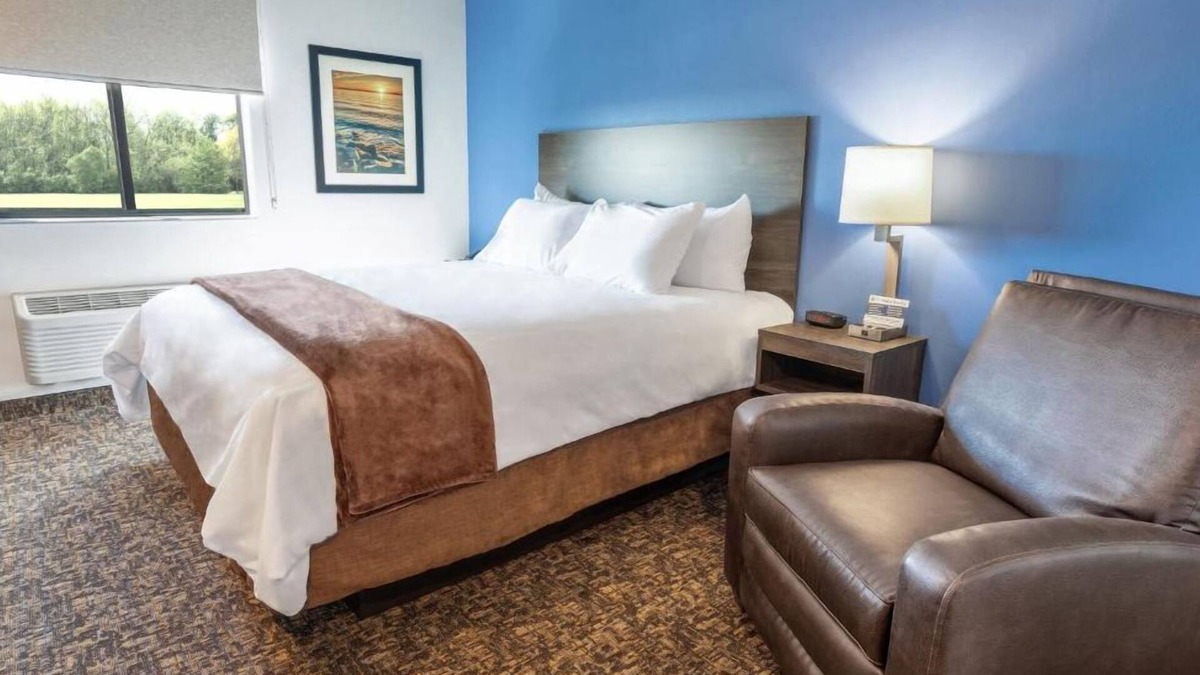 Huntersville Hotel | Enjoy Full Kitchen & Cozy Space in Huntersville! | Free Parking, BBQ Facilities!