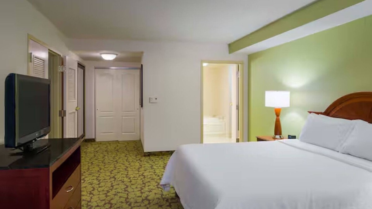 Silver Lane Hotel | Enjoy Hartford: Refreshing Stay with Free Parking, Near Attractions! Indoor Pool