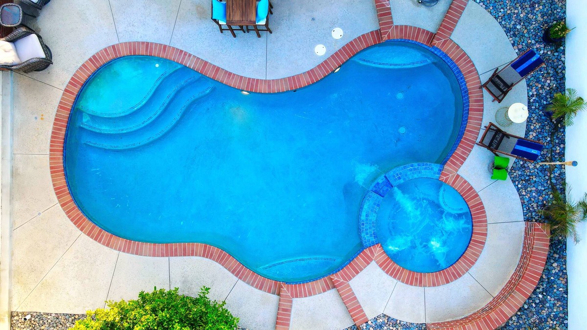 La Crescenta House | Enjoy La Crescenta Living. Work, Play, Swim.