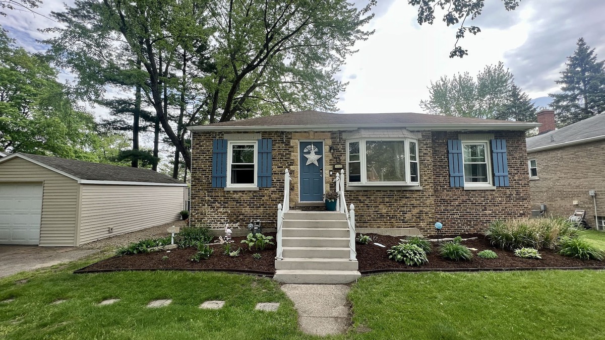 Stevensville House | Enjoy Lake Michigan beaches and beautiful wine country