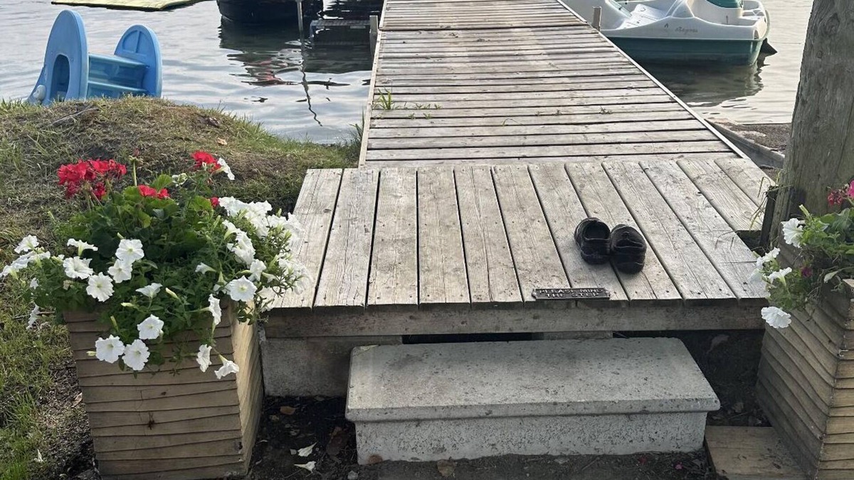Colborne House | Enjoy our beautiful lake front cottage on little lake with our 4 bedroom cottage