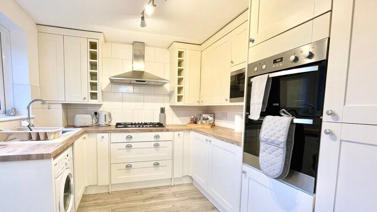 Ashford House | Enjoy our Home in Ashford 3 bedrooms wt parking