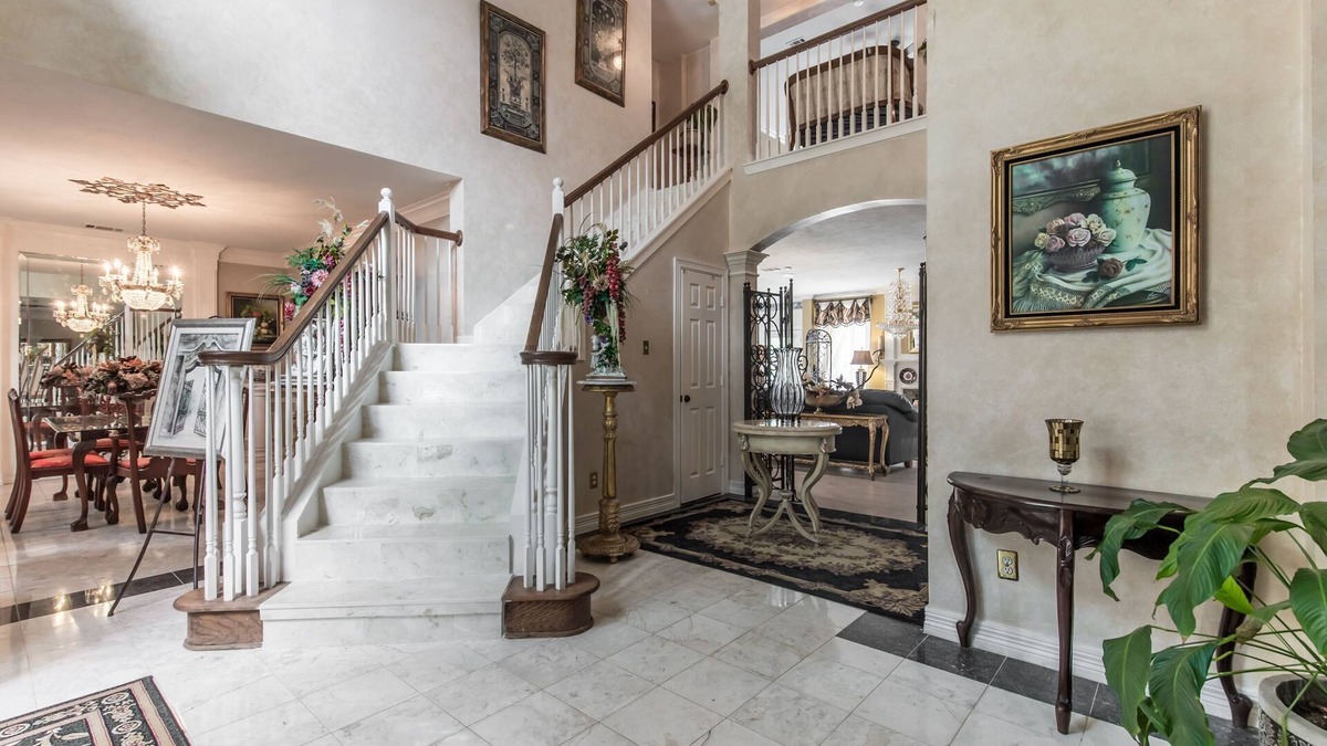 South Arlington House | ENJOY RESORT STYLE LUXURY ACCOMMODATIONS AT THE ESTATE HOME