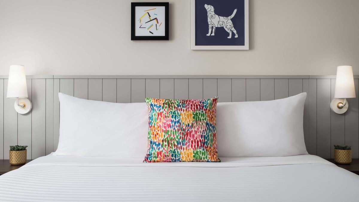 Thornhill Hotel | Enjoy Spacious Living at This Thornhill Suite w/Breakfast and Swimming Pool
