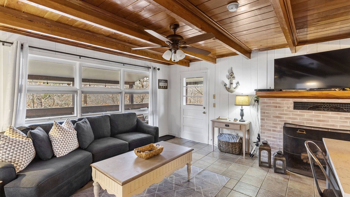 Pulaski House | Enjoy stunning lakefront views at our modern vacation home on Claytor Lake in Pulaski, VA