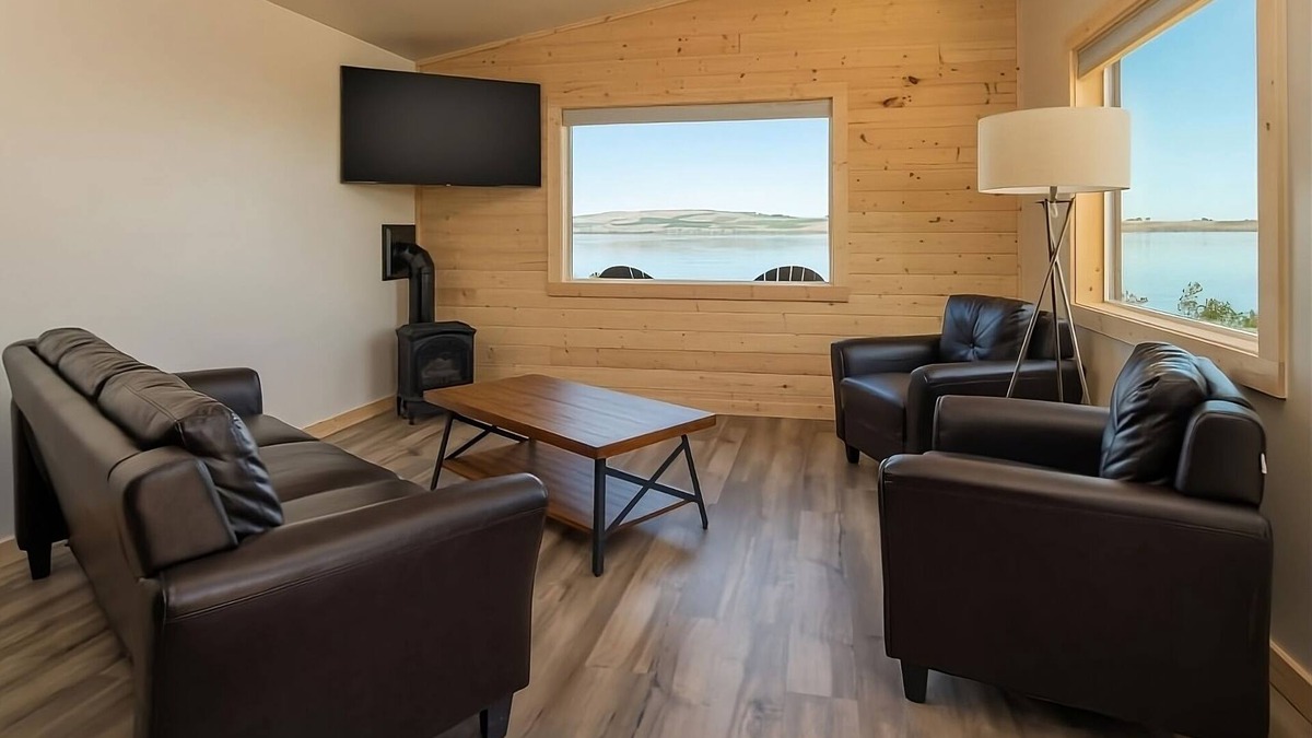 Boardman Hotel | Enjoy Stunning Views Of the Columbia River! Parking, Outdoor Pool and Breakfast