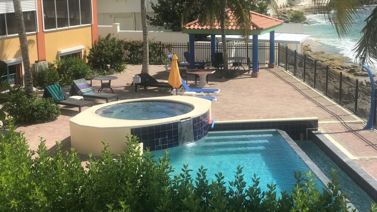 Pelican Key Condo | ENJOY THE BEAUTY OF ST MAARTEN BY STAYING RIGHT ON THE OCEAN IN LUXURY CONDO