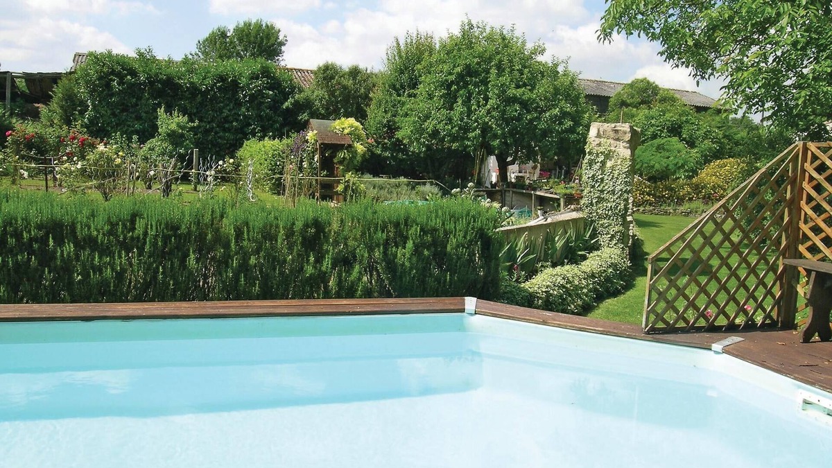 Marigny House | Enjoy the charm of this large yet cozy cottage with swimming pool in the communal garden.