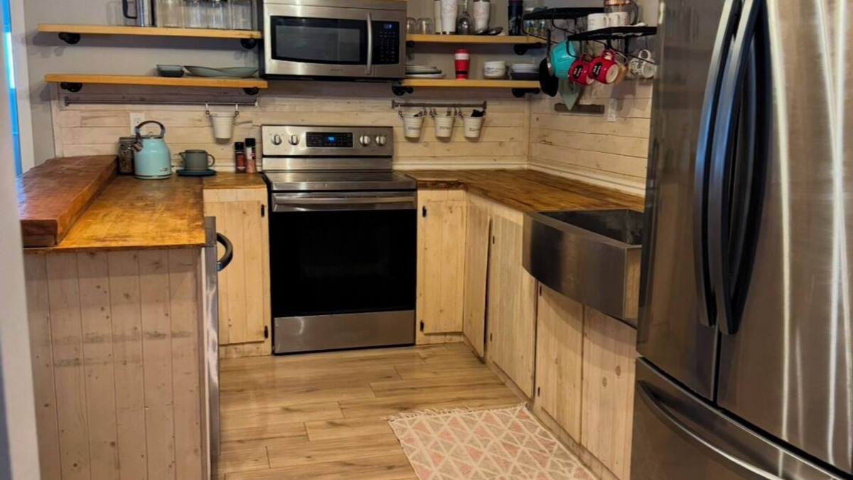 Merritt Other | Enjoy the comfort of the hobby farm, sit back with a fire, hot tub and stars