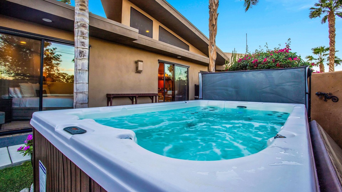 Chino Canyon House | Enjoy the MorningSun in a Stylish Townhouse with Private Spa & Putting Green