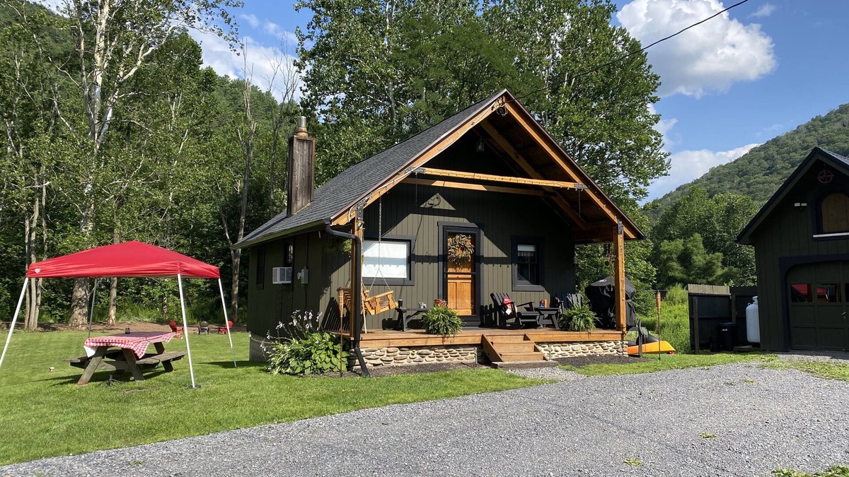 Antes Fort Cottage | Enjoy the mountains, fishing, a camp fire and much more!