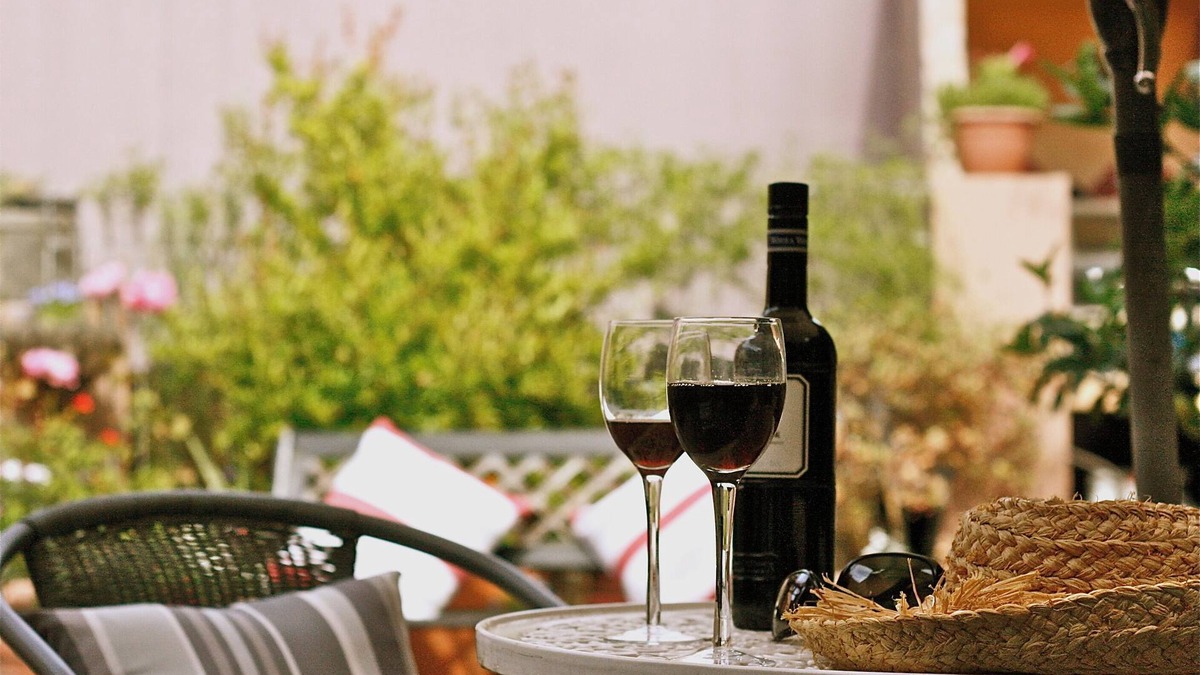 Cowes House | Enjoy the peace of a garden courtyard - 10 minutes to the BEACH!