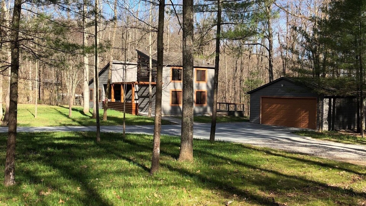 Helmsburg House | Enjoy the peace & quiet of beautiful Nashville, Indiana.