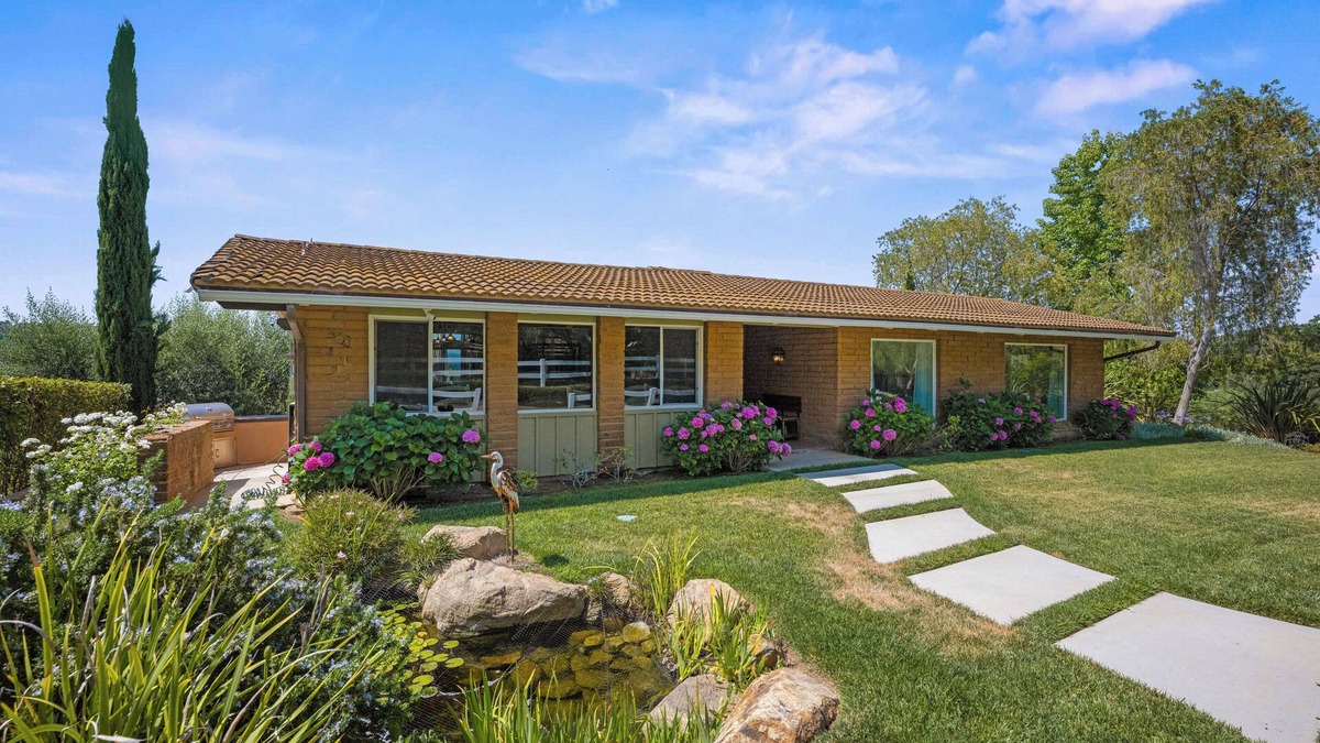 Fallbrook House | Enjoy the peaceful and relaxing time at windmill winery house!
