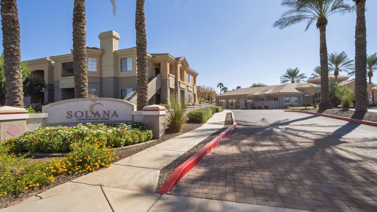 Gilbert Condo | ENJOY THE SUN IN A RESORT STYLE COMMUNITY