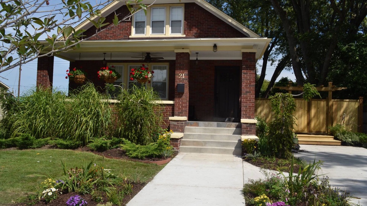 New Buffalo House | Enjoy these beautiful fall weekends in Harbor Country. Great location in NB