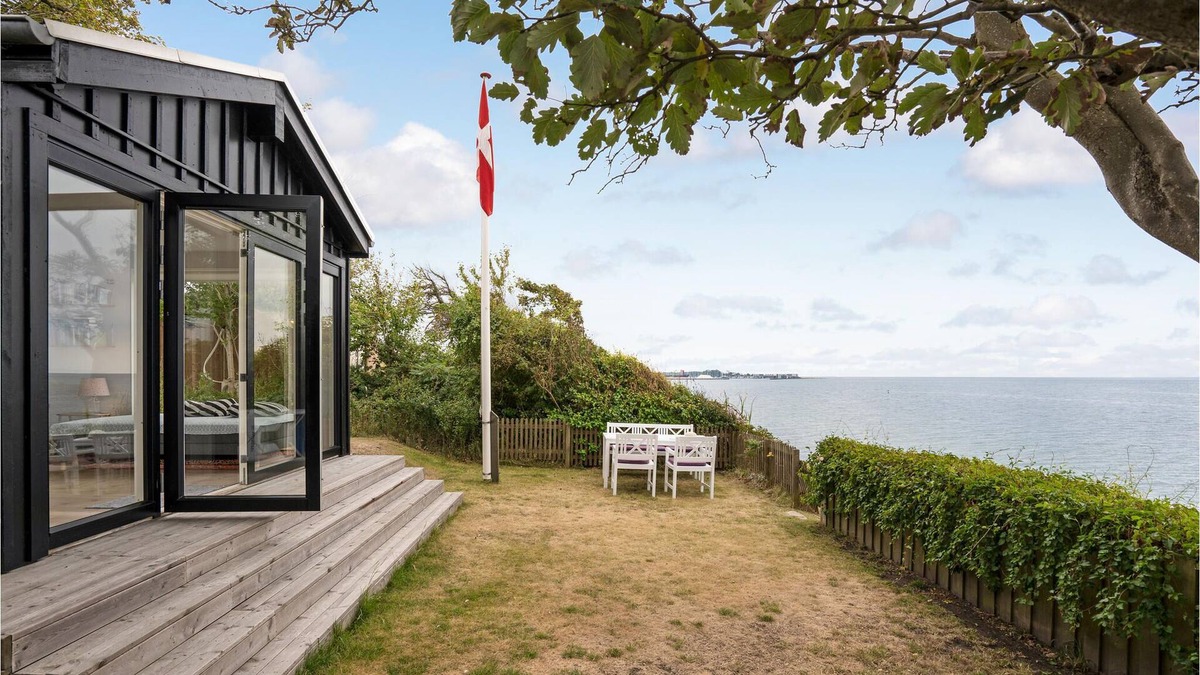 Assens House | Enjoy this beautiful cottage in rare and unique location with private access to the beach.