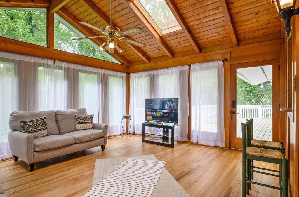 Marietta House | Enjoy This Roomy Cabin Style 5BR With A Pool Table